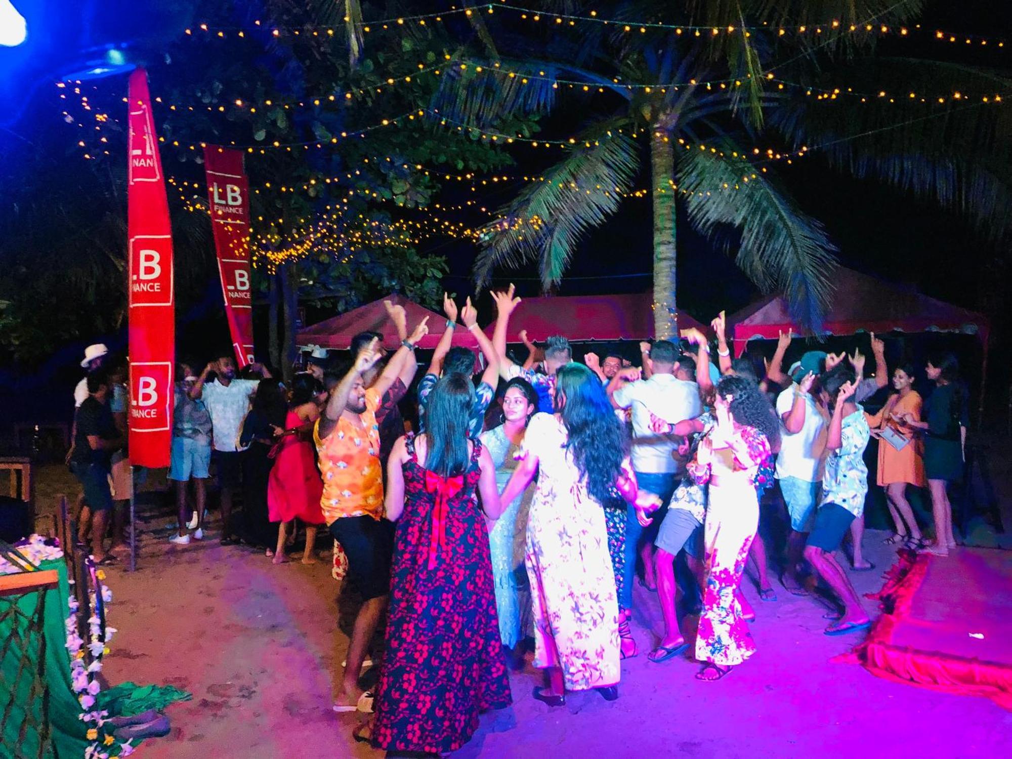 Honey Beach Negombo Bagian luar foto